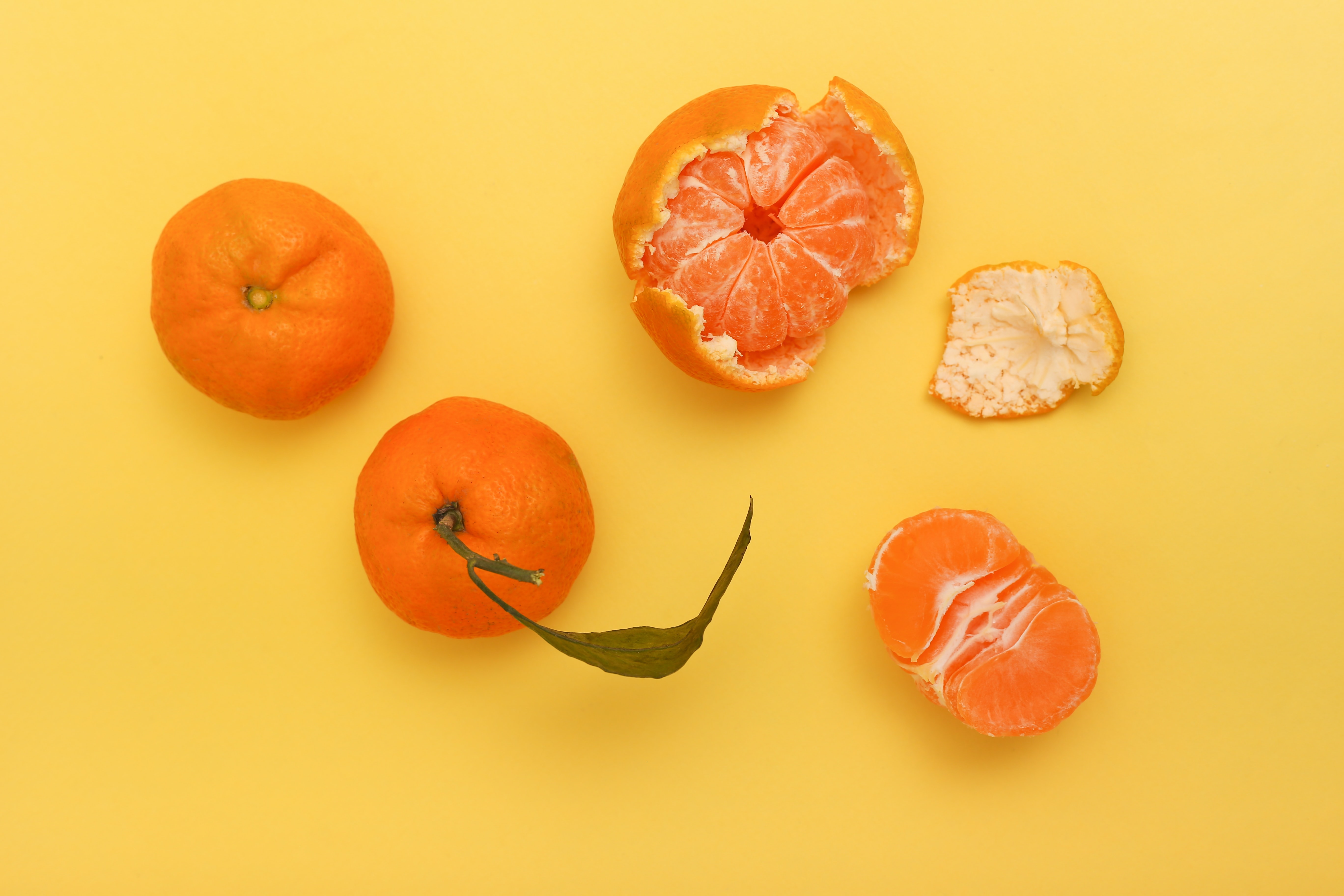 Мандарина зачем. Мандарины. Грейпфрут на оранжевом фоне. Мини мандарины как называются. Порезанный мандарин.